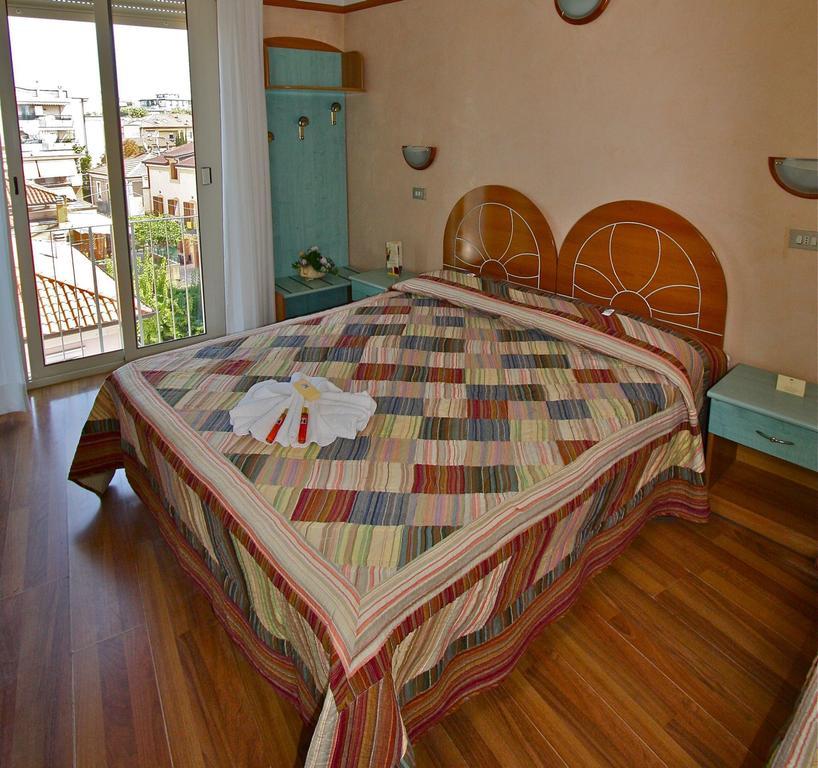 Hotel Britannia Rimini Marina Centro Bagian luar foto