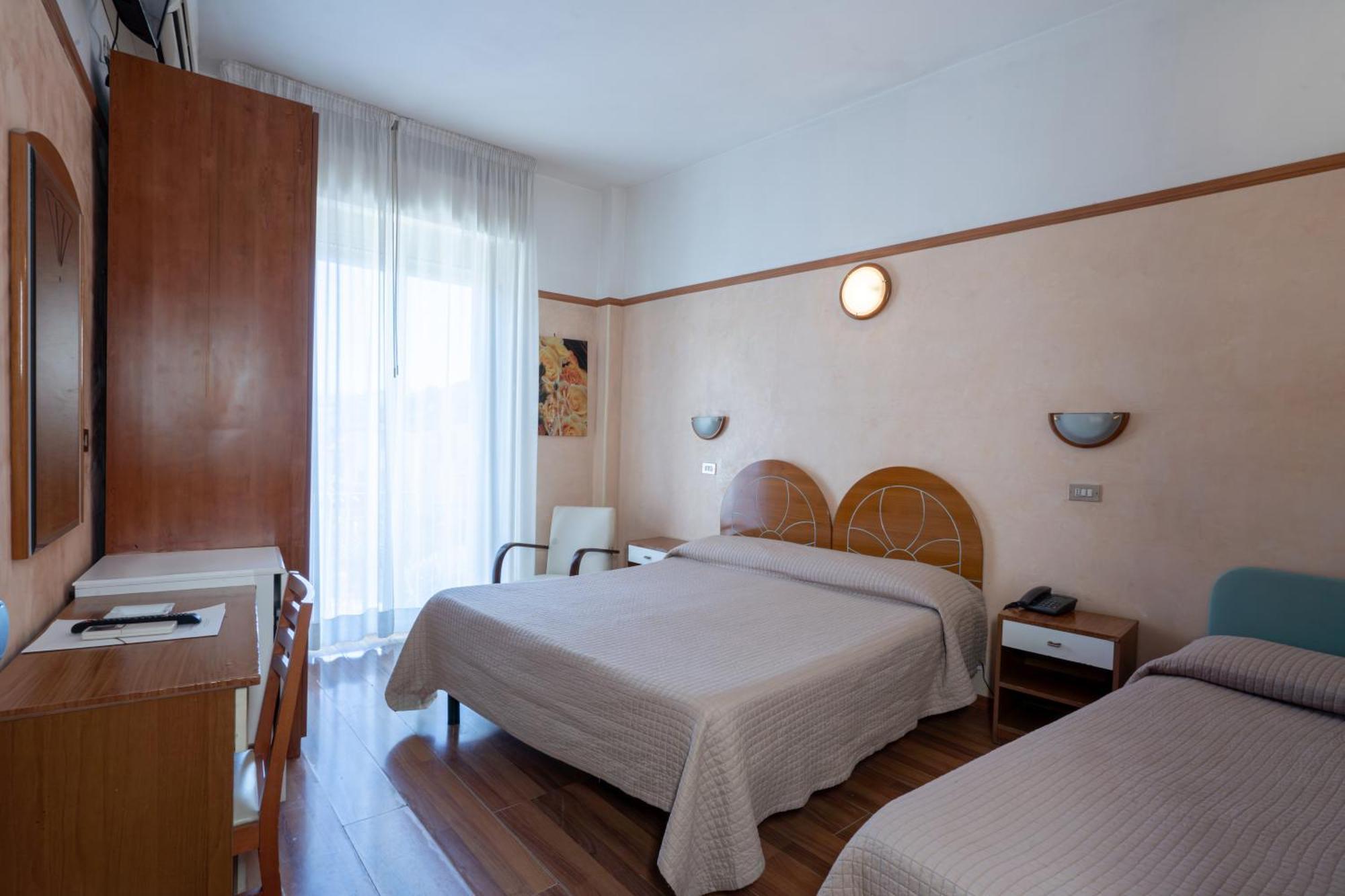Hotel Britannia Rimini Marina Centro Bagian luar foto