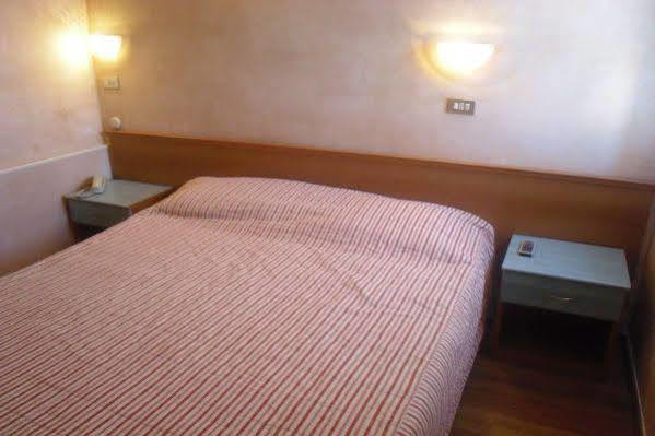 Hotel Britannia Rimini Marina Centro Bagian luar foto